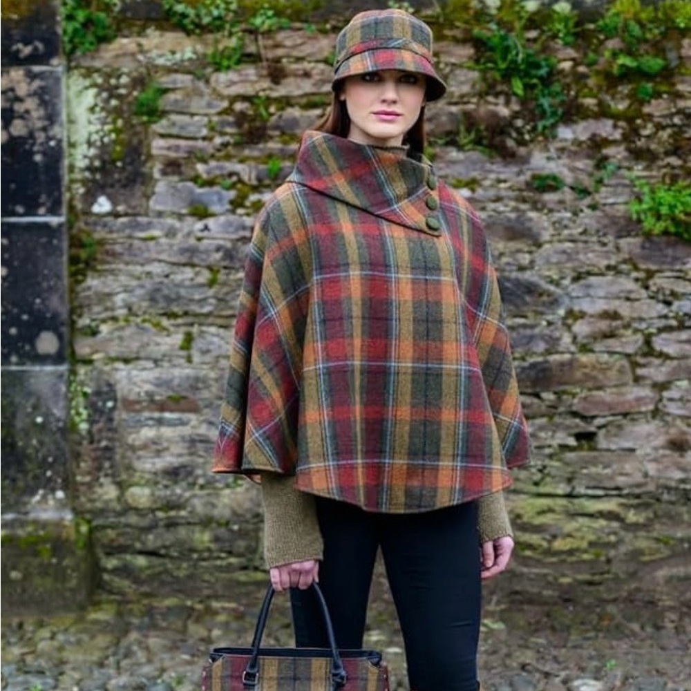 New 100% wool brown green plaid Mucros Weavers Killarney Ireland O/S cape - Picture 3 of 9